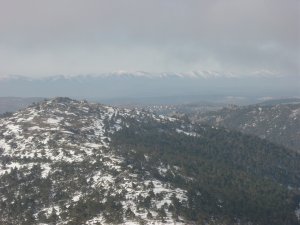 Sierra de Gredos al fondo y refugio La Salamanca