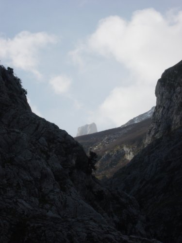 Picu Urriellu al fondo de la canal de subida a Bulnes