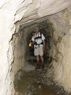 Carlos en los tneles de acceso a Can