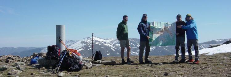 Cima de Pe�a Cebollera vieja. Zoltan, �ngel, Lucas y Fran emulando a los grandes aventureros