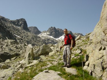 Carlos ascendiendo hacia la Laguna Medianera