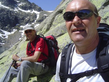 Dos ejemplares de Trotamontes (Carlos y Lucas) compartiendo vistas con tan sigulares vecinas.