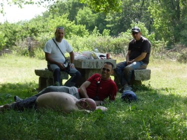 Lucas, Ángel, Carlos Y Julio descansando tras la ruta en el area recreativa junto al Río Tormes.