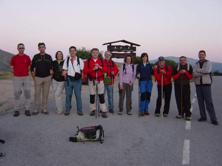 Carlos, Carlos Prieto, Marta, ngel Castro, Antonio Madrid, Fernando,Elena, Paloma, Mara, Jorge y Fran en el final de ruta Puerto de la Morcuera.