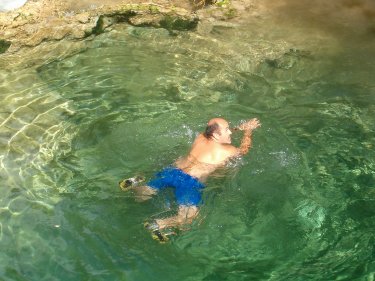 Sito tambi�n resfrescandose en las aguas del Arroyo de la Cueva