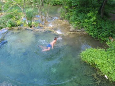 El valiente H�ctor resfrescandose en las aguas del Arroyo de la Cueva