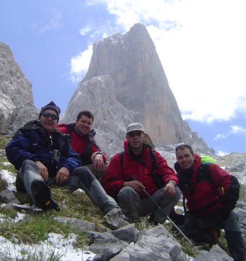 lucas, zoltan, carlos y david. con el picu al fondo
