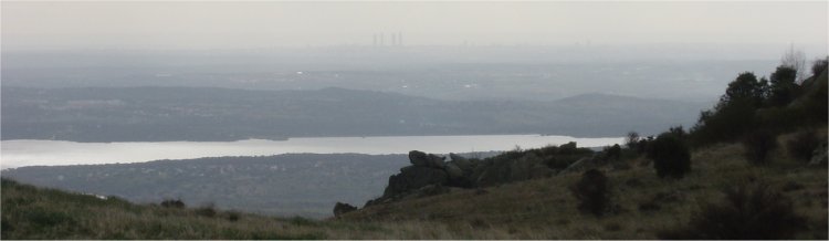 Vista de las torres de Madrid al fondo, tras el Embalse de Valmayor