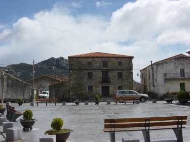 Plaza de Zarzalejo, con la Machota Baja al fondo