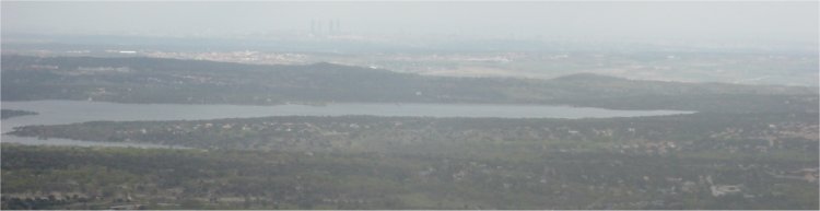 Embalse de Valmayor y Madrid al fondo