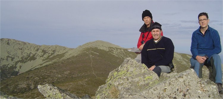 Carlos, Lucas y ngel Castro en la cima del Montn de Trigo, con La Mujer Muerta al fondo