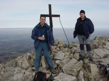 Angel Castro y Lucas en la cima de La Pinareja (Mujer Muerta)