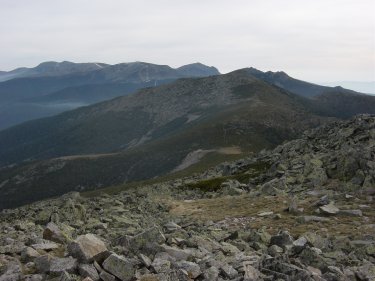 Monton de Trigo y Cuerda Larga al fondo desde la cima de La Pinareja (Mujer Muerta)