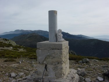 Eje Geodesico y la estatua del oso en la Cima de La Pea del Oso (Mujer Muerta)