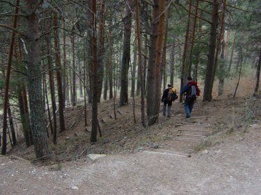 Acceso al muro del embalse de Las Cabras