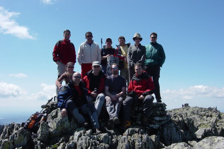 Jesús, Carlos Prieto, Ángel, Zoltan, Elena, Ángel Castro,Marta, Lucas, Carlos,Javier y David, en la cima del Ocejón