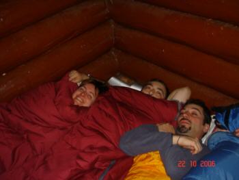 Ludy, Miguel y Javi en el abrigo del Bosque de Hayas "Ordesa"