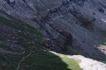 Sendero que asciende desde la Cola de Caballo a Gorz, evitando las clavijas