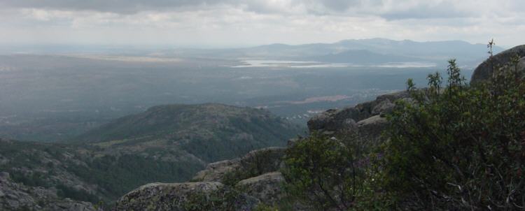 Embalse de Santillana al fondo desde El Cancho del Reloj