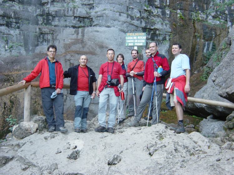 Ángel, Lucas, Carlos, Marta, Javier, David, Antonio y Zoltan, en el segundo mirador del Nacimiento del Río Mundo