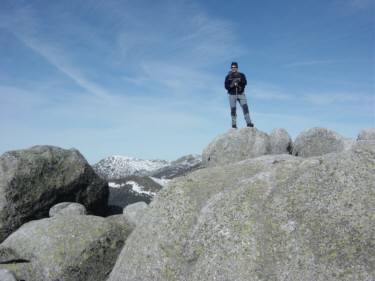 Lucas en la cima del segundo pico