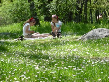 Y�iza y Natalia en el bosque de la Herrer�a