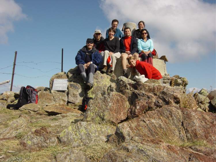 ngel Castro, Marta, Carlos, Enma, Zoltan, Rosa, Lucas y Marta (Silence) en la cima del Mondalindo