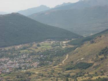 bustarviejo y el campo de ftbol al fondo. Punto de inicio y final de la ruta.