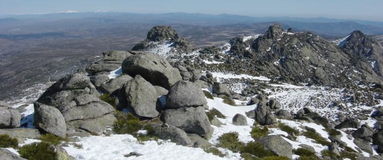 Risco del Sol, El Cuchillo, Pea Cabrera y al fondo las cumbres nevadas de Pealara y Cuerda Larga.